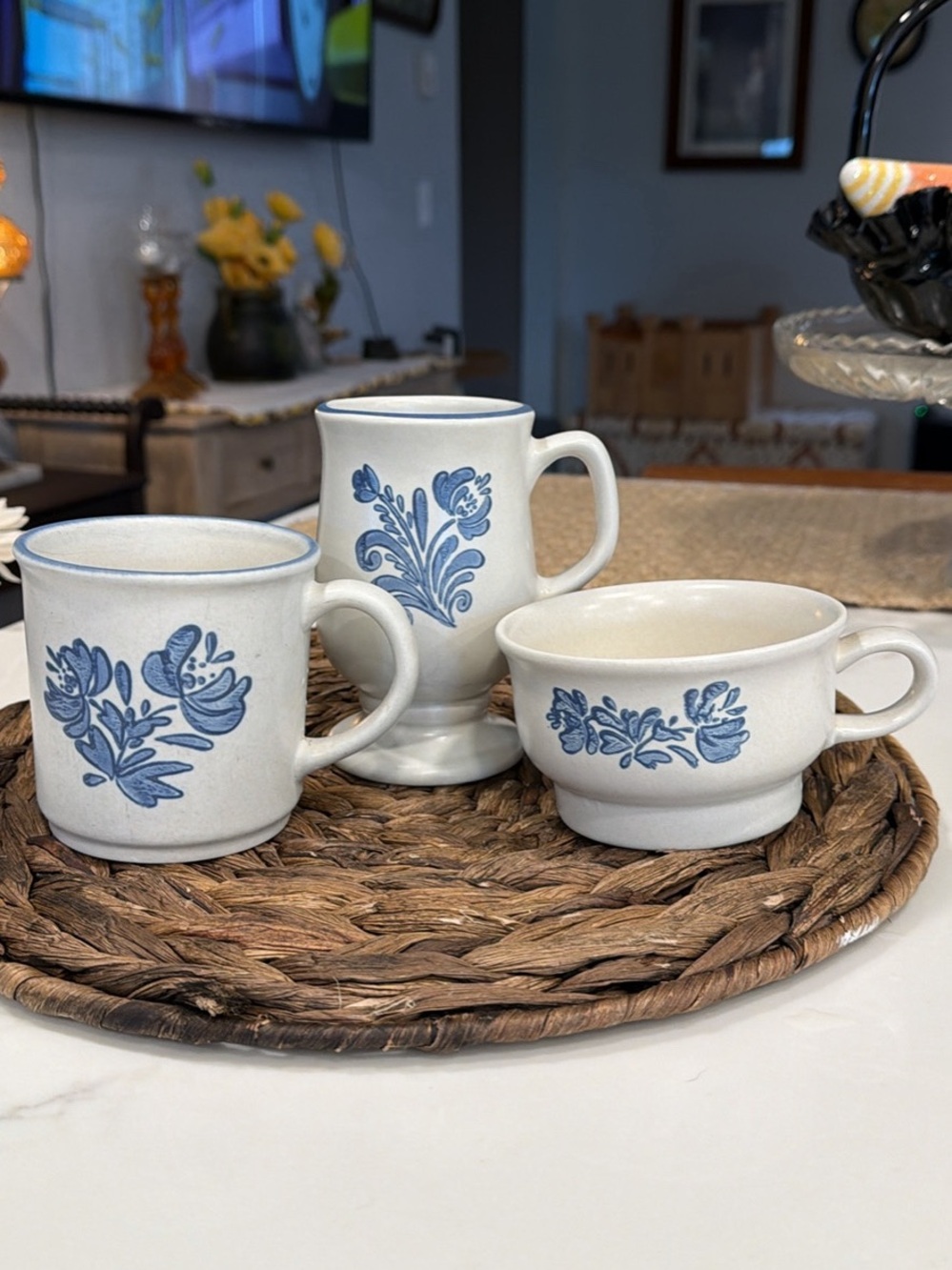 Phaltzgraff Yorktowne Mug Set
